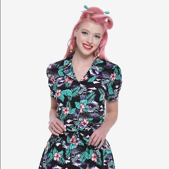 Hot Topic Tops - NWT Tropical Print Tie Waist Crop Button Up